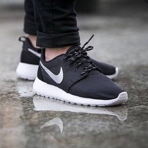 Black Nike roshe with silver Nike logo